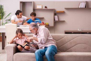 Salgın sırasında evde üç nesil