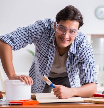 Marangozluk hobisi olan genç bir adam.