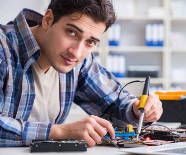 Tecrübeli teknikler tarafından bilgisayar donanımı onarımı ve onarımı