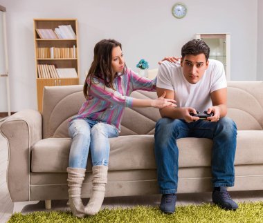 Bilgisayar oyunları bağımlılığından muzdarip genç aile