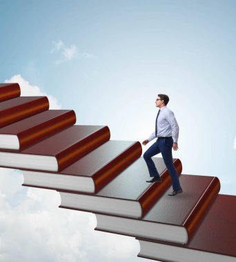 İşadamı öğrenci eğitim kitaplarının basamaklarını tırmanıyor.