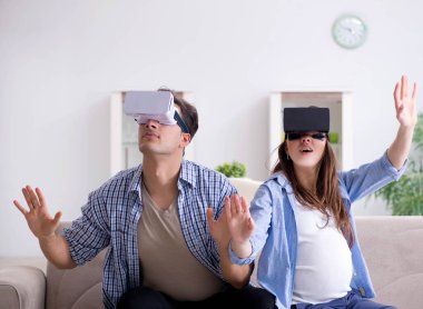 Genç çift sanal gerçeklik gözlüğü deniyor.