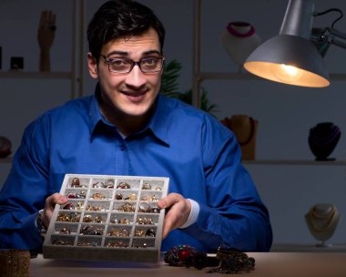 Kuyumcu gece geç saatlerde atölyesinde çalışıyor.