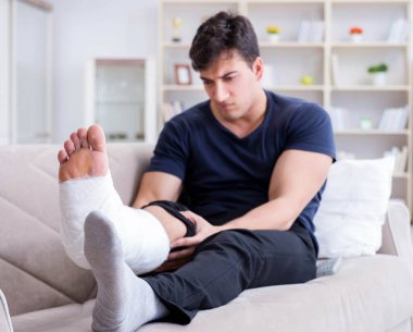 Kırık bacağı olan adam evde iyileşiyor.