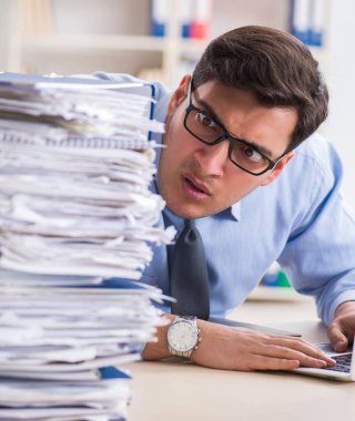 Ofiste çalışan son derece meşgul bir iş adamı.