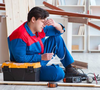 Genç marangoz kendini kötü hissetmekten yoruldu.