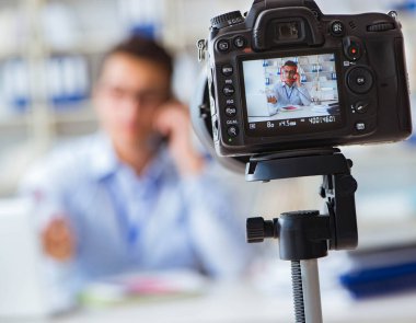 İş blogcusu aboneleri için internet yayını yapıyor