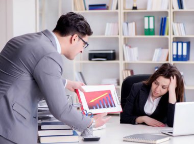 Kadın ve erkek arasındaki ofis anlaşmazlığı