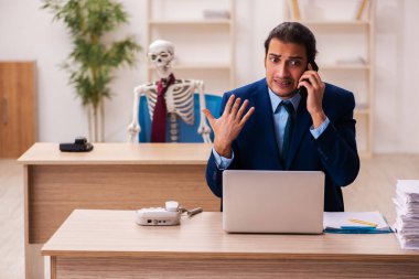 Ofiste çalışan ölü bir çalışan.