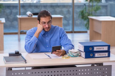 Bütçe planlamada genç bir muhasebeci.