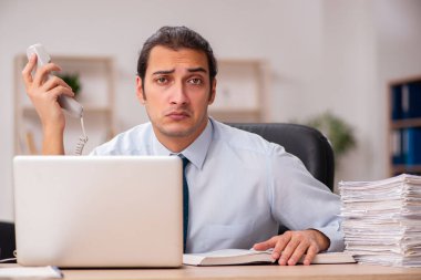 Genç bir erkek işçi aşırı işten memnun değil.