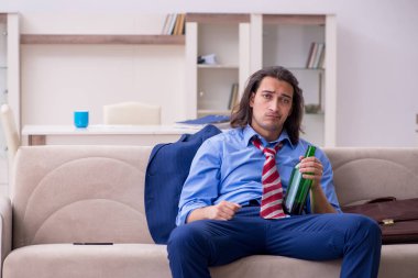 Genç bir erkek çalışanın işten çıkarılması