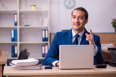 Ofiste çalışan genç bir erkek.