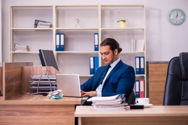 Ofiste çalışan genç bir erkek.