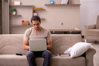 Evde çalışan genç bir erkek serbest yazar.