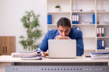 Ofiste çalışan genç bir erkek.