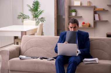 Salgın konsepti için evden çalışan genç erkek çalışanlar.