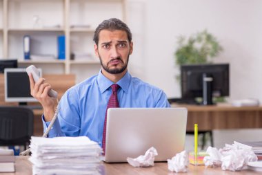 Beyin fırtınası konseptinde genç bir erkek çalışan.