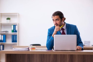 İş yerinde çalışan genç bir erkek.