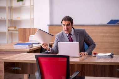 Ofiste kabadayılık taslayan genç bir işadamı.