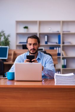 Ofiste çalışan genç bir erkek.