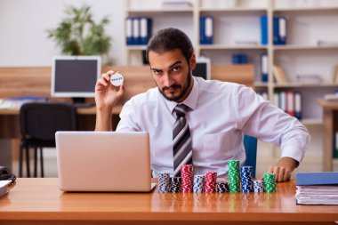 Kumar konseptinde genç bir erkek çalışan.