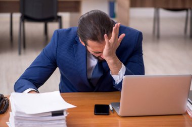 Genç işadamı aşırı çalışmaktan memnun değil.