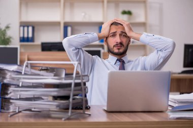 Genç işadamı aşırı çalışmaktan memnun değil.