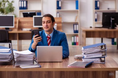 Ofiste çalışan genç bir erkek.