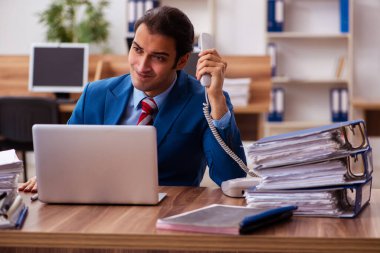 Ofiste çalışan genç bir erkek.