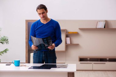 Evde acı çeken genç hasta adam.