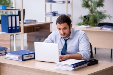 Ofiste çalışan genç bir muhasebeci.