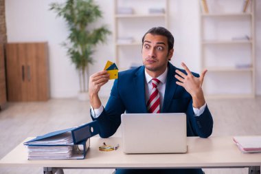 E-ticaret konsepti genç işadamı