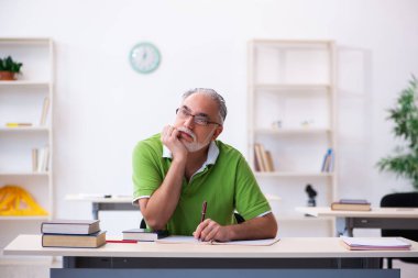 Sınavlara hazırlanan yaşlı bir erkek öğrenci.