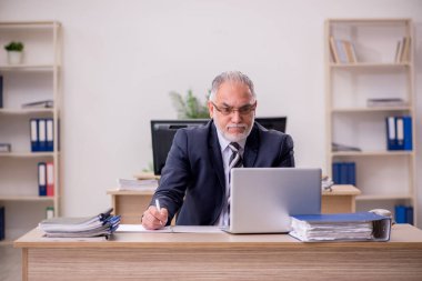 Ofiste oturan yaşlı işadamı