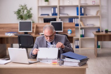 Eski erkek çalışanın maaş konsepti.