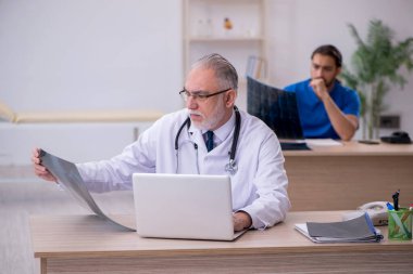 Klinikte çalışan iki doktor.