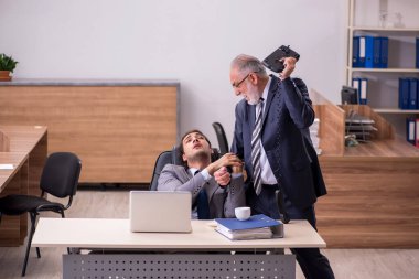 Eski patron ve genç erkek asistan ofiste.