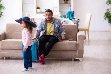 Genç adam ve küçük kızı yolculuğa hazırlanıyorlar.