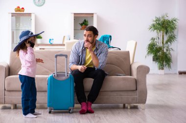 Genç adam ve küçük kızı yolculuğa hazırlanıyorlar.
