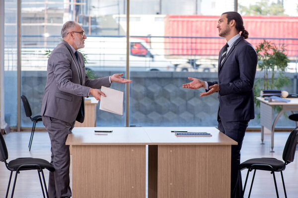 Два бизнесмена обсуждают бизнес-проект