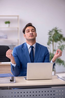 Genç erkek çalışanın aşırı işten memnun olmaması.