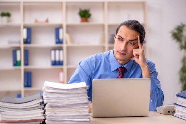 Genç bir erkek işçi aşırı işten memnun değil.