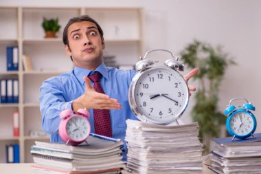 Zaman yönetimi konseptinde genç erkek çalışan