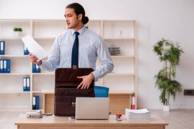 Ofiste çalışan genç bir erkek.