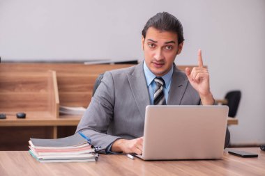 Ofiste çalışan genç bir erkek.