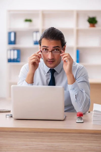 Young male employee working in the office — Stock Photo, Image