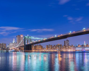 Manhattan ve Brooklyn köprüsünün gece manzarası