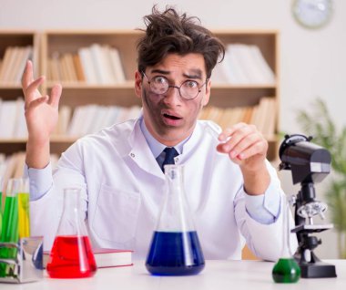 Çılgın bilim adamı bir laboratuarda deneyler yapıyor.