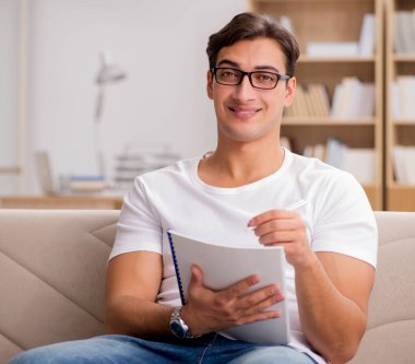 Kanepede oturan adam.